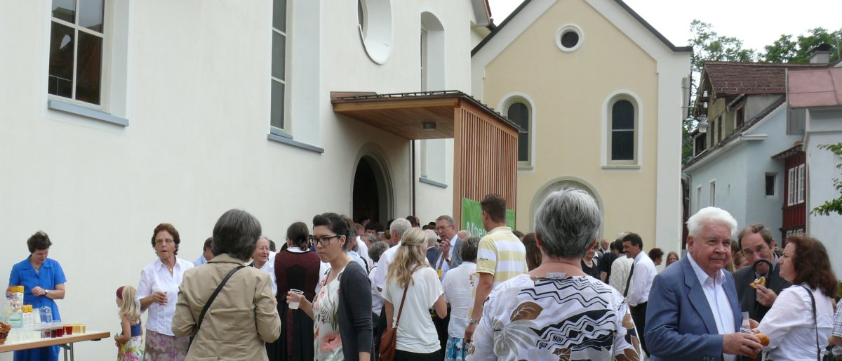 Permalink auf:Agape auf dem Vorplatz zur Kirche